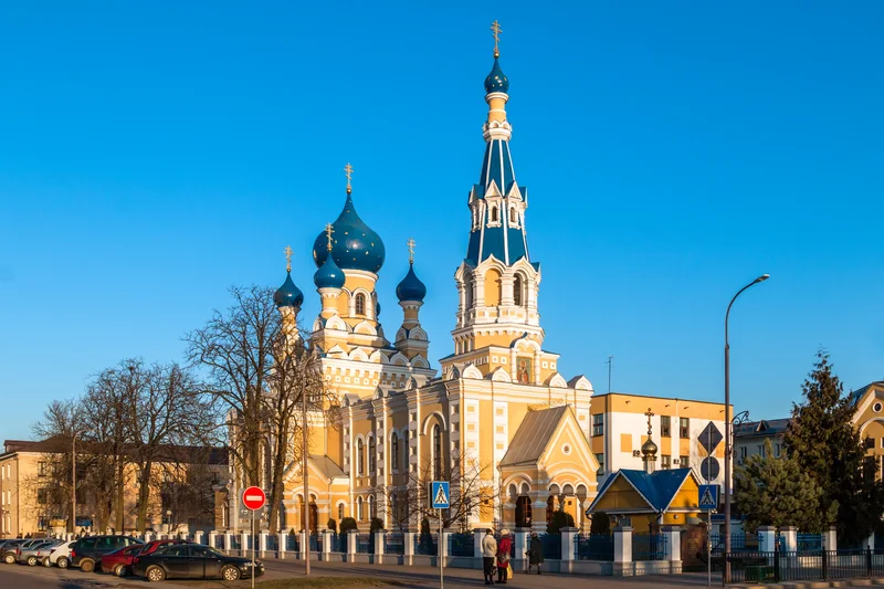 布列斯特街道旁的黄色教堂、蓝色穹顶与钟楼