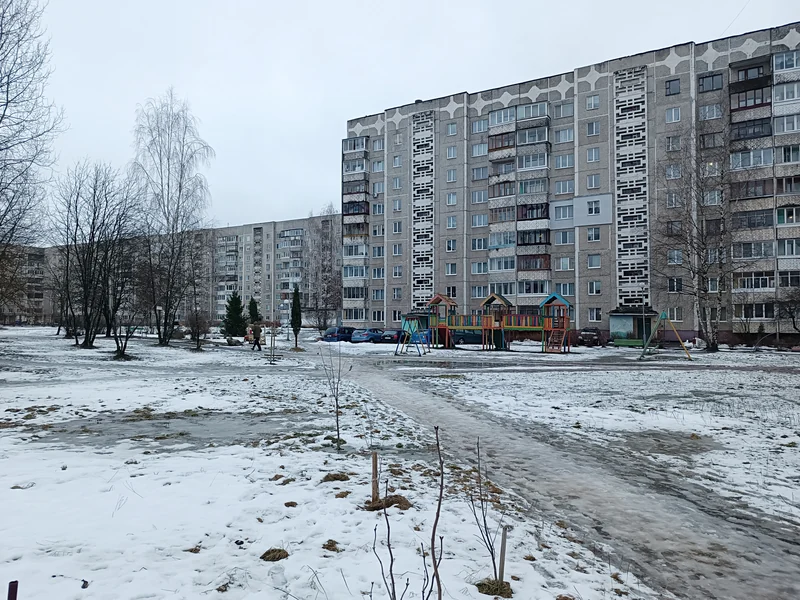 新波洛茨克住宅院落、树木与楼前儿童游乐设施