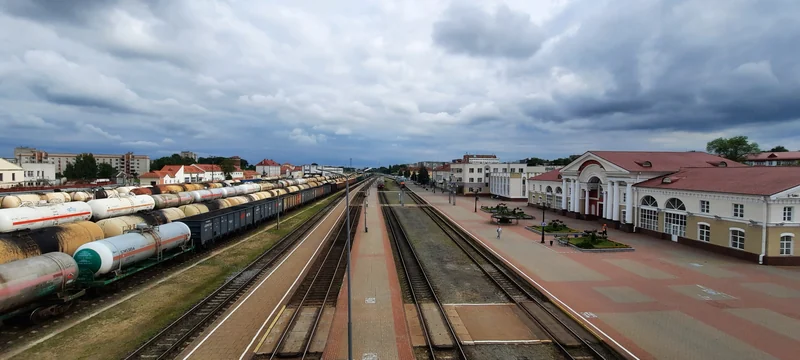 波洛茨克铁路车站的站房、站台、轨道与货运车厢全景