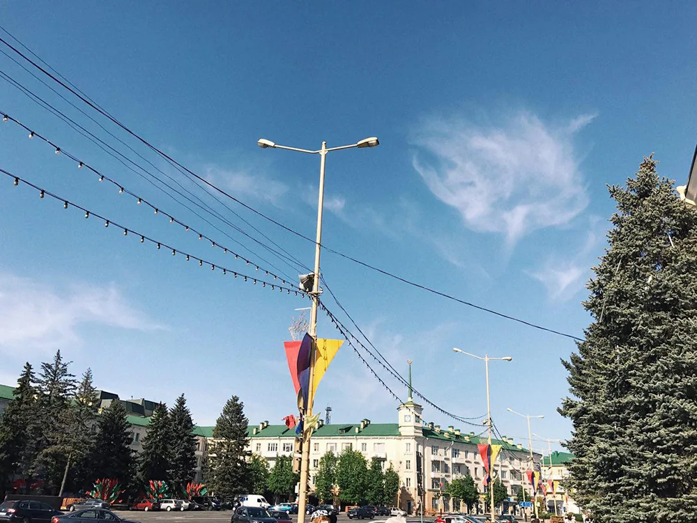 巴拉诺维奇市中心的街道、绿树与建筑
