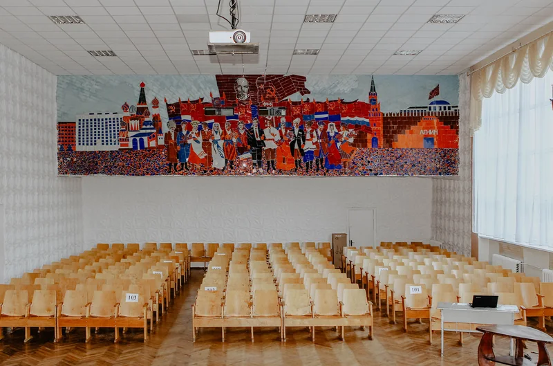巴拉诺维奇建筑学校餐厅的彩色壁画、长桌与木椅