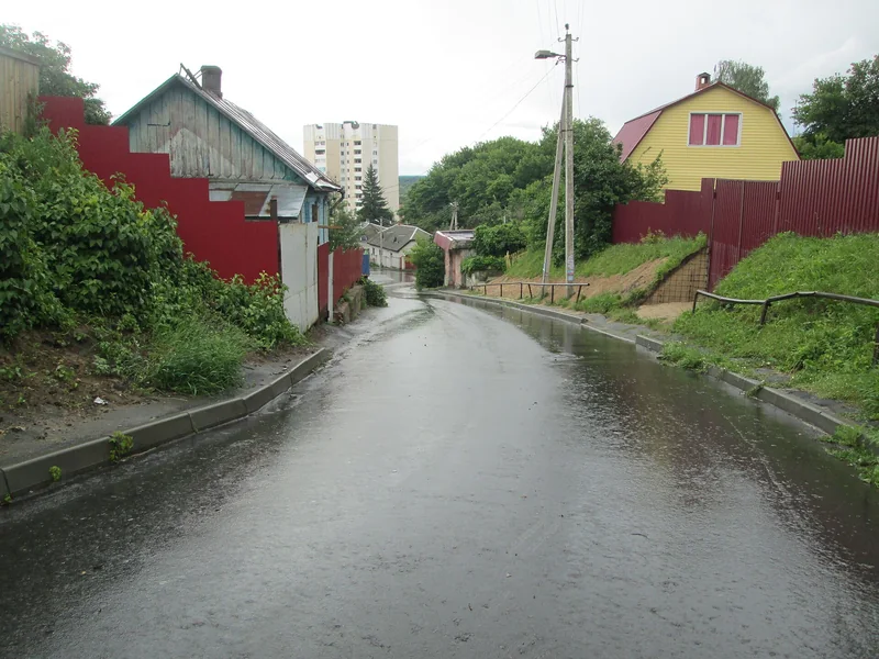 莫济里老城雨后的小路、彩色围墙、房屋与两侧绿坡