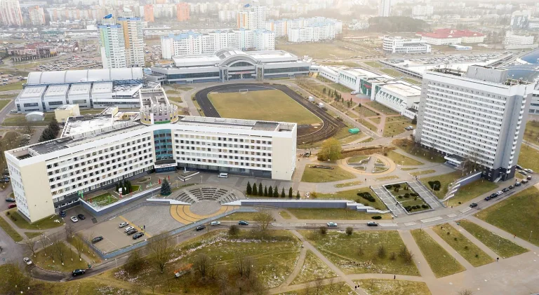白俄罗斯国立体育大学教学楼与校园鸟瞰