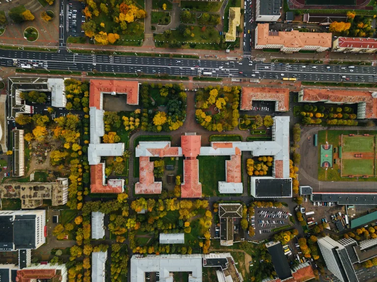 从上方俯瞰白俄罗斯国立技术大学主校区建筑与绿地