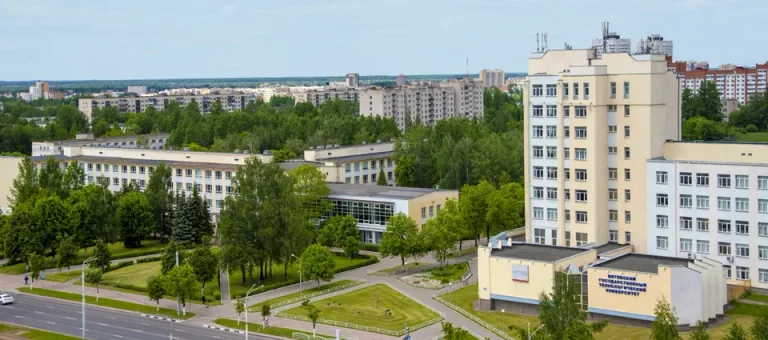 维捷布斯克国立工艺大学教学楼与校园绿地