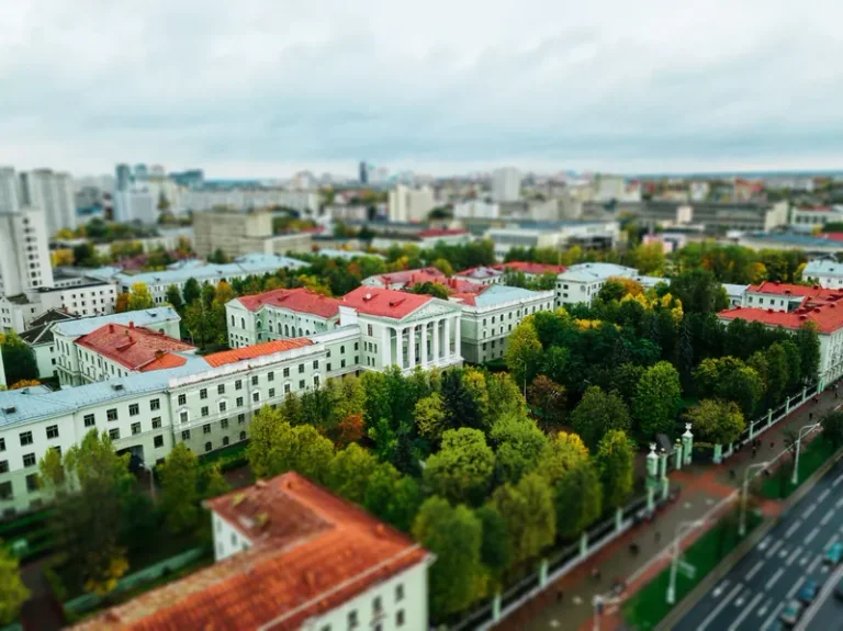 白技术校园建筑与周边街区的航拍画面