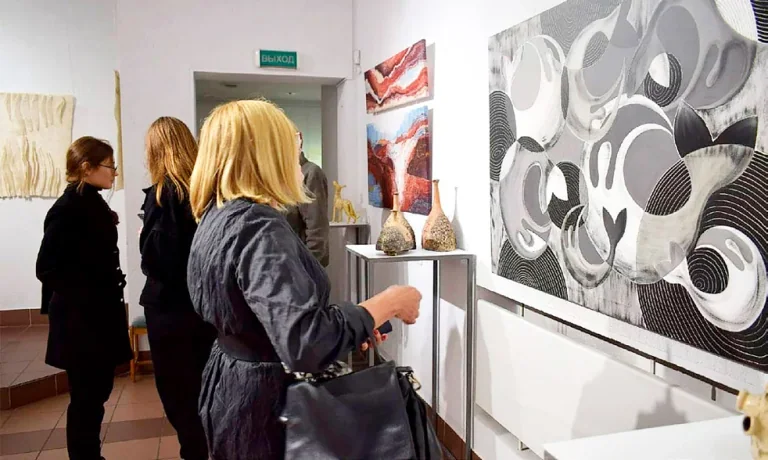 文化艺术大学宣传资料中的作品展览与参观者