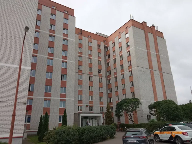 布列斯特国立大学（普希金）所供宿舍照片中的楼体、入口与楼前绿化