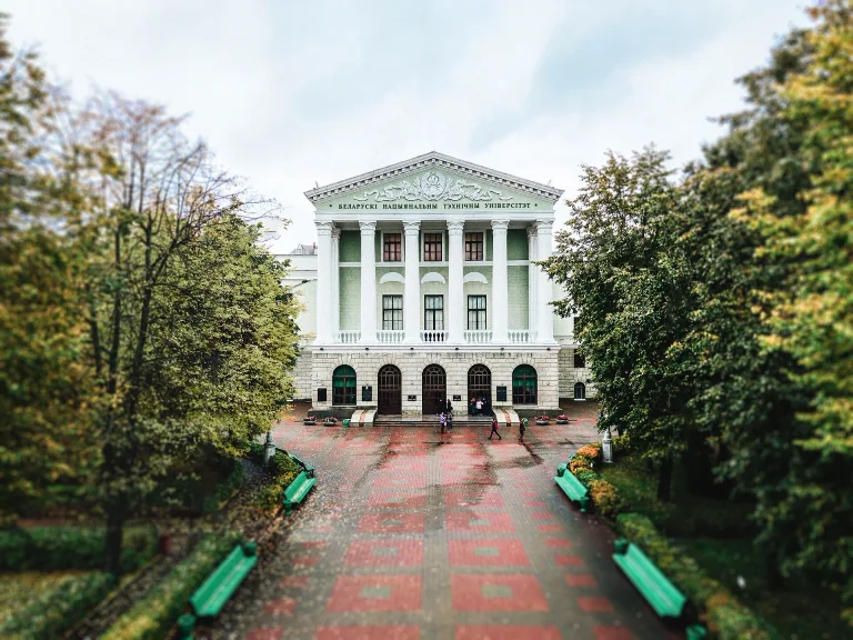 绿树环绕的白俄罗斯国立技术大学主楼与门前步道