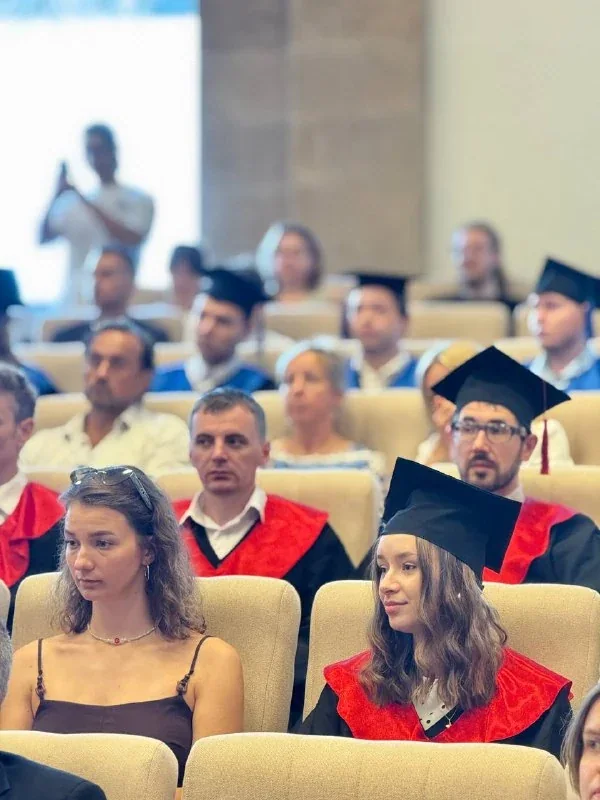 科学院大学硕士毕业典礼中的毕业生与来宾