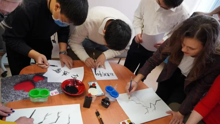 波列西耶国立大学书法文化体验