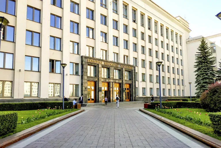 白俄罗斯国立大学主楼入口与绿化步道