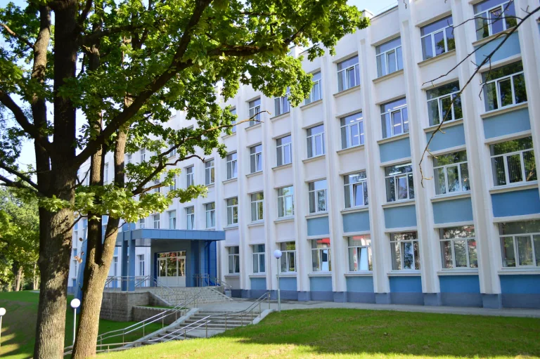 2020年白俄罗斯国立航空学院主教学楼，浅蓝白色立面、入口台阶与绿树