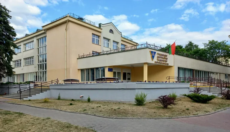 带有格罗德诺国立大学（扬卡·库帕拉）标识的浅色校园建筑、入口与绿地