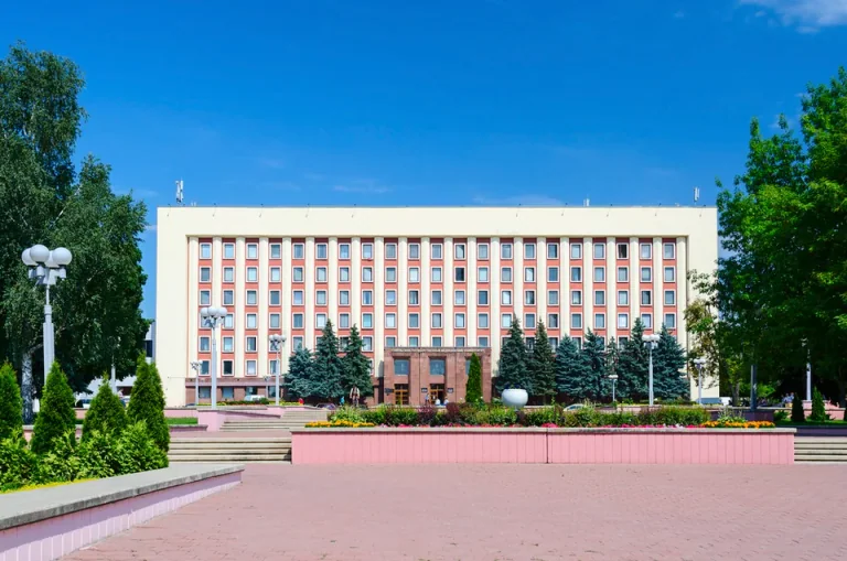 戈梅利国立医科大学教学楼与楼前广场