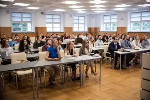 白俄罗斯国立大学教室内的课堂学习场景