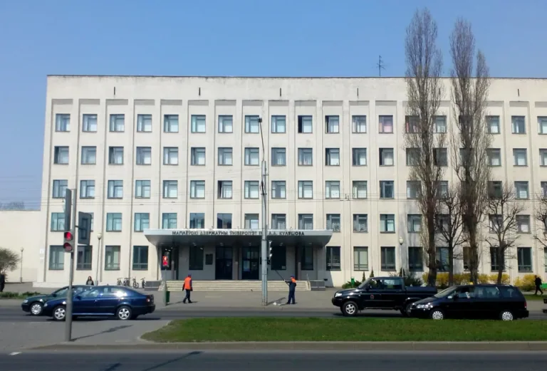 莫吉廖夫国立大学（库列绍夫）1号教学楼与正门