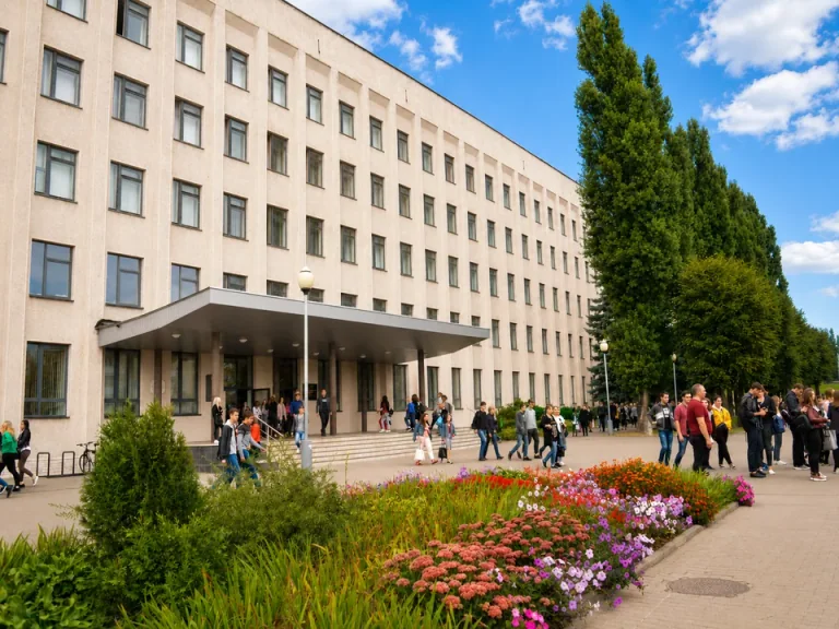 莫吉廖夫国立大学（库列绍夫）主楼入口、树木、花坛与步道上的学生
