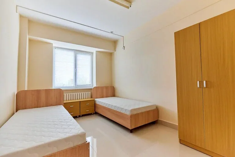 18 号宿舍两人间的床铺、衣柜和窗户