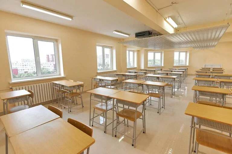 18 号宿舍自习室的书桌与座椅