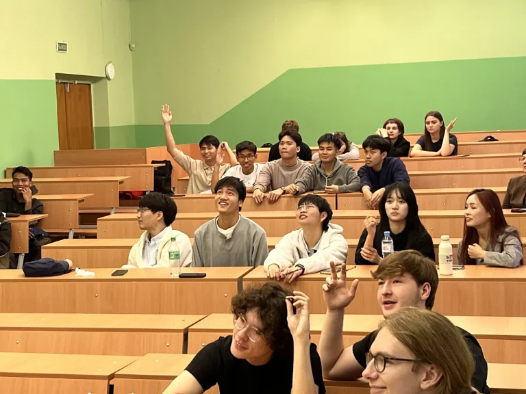 信息与无线电大学国际学生参加世界文化知识竞赛时举手答题